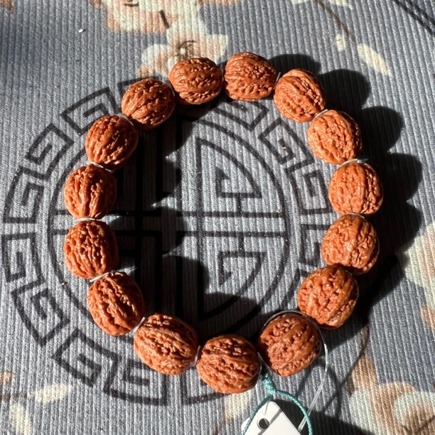 R201野生小核桃串玫瑰边肚17高18满身纹理橘红皮八棱手串