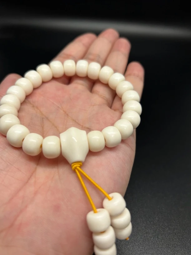 1.0*0.8规格老型鲨鱼背单圈，鹿角精美手串，材质温润如玉，高密硬实