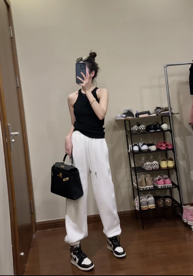黑色冰丝针织吊带背心 夏季好穿