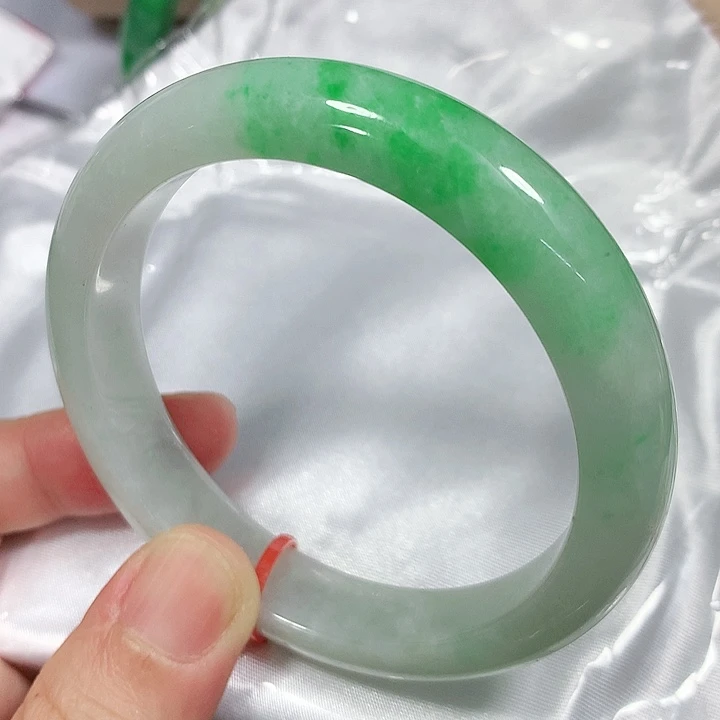 翡翠手镯未镶嵌翡翠手镯