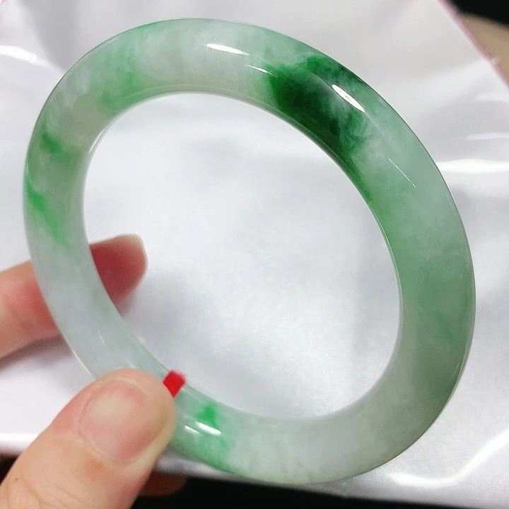 翡翠手镯未镶嵌翡翠手镯
