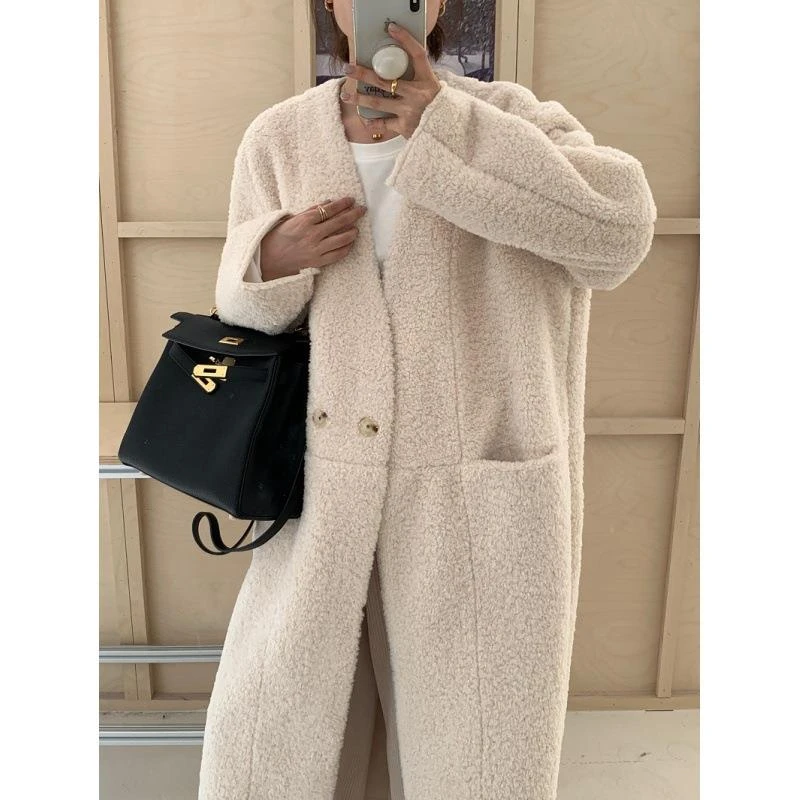 2024秋冬新款韩版慵懒风显瘦羊羔绒皮毛一体v领口袋中宽松长款