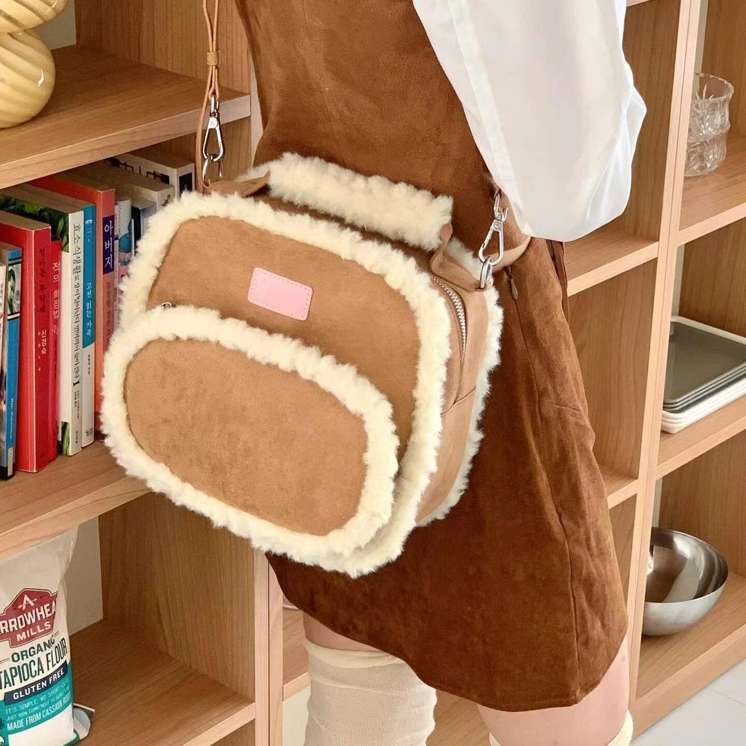 明星同款小方包2025新款设计感羊羔毛秋冬包包小众拼接洋气双肩包