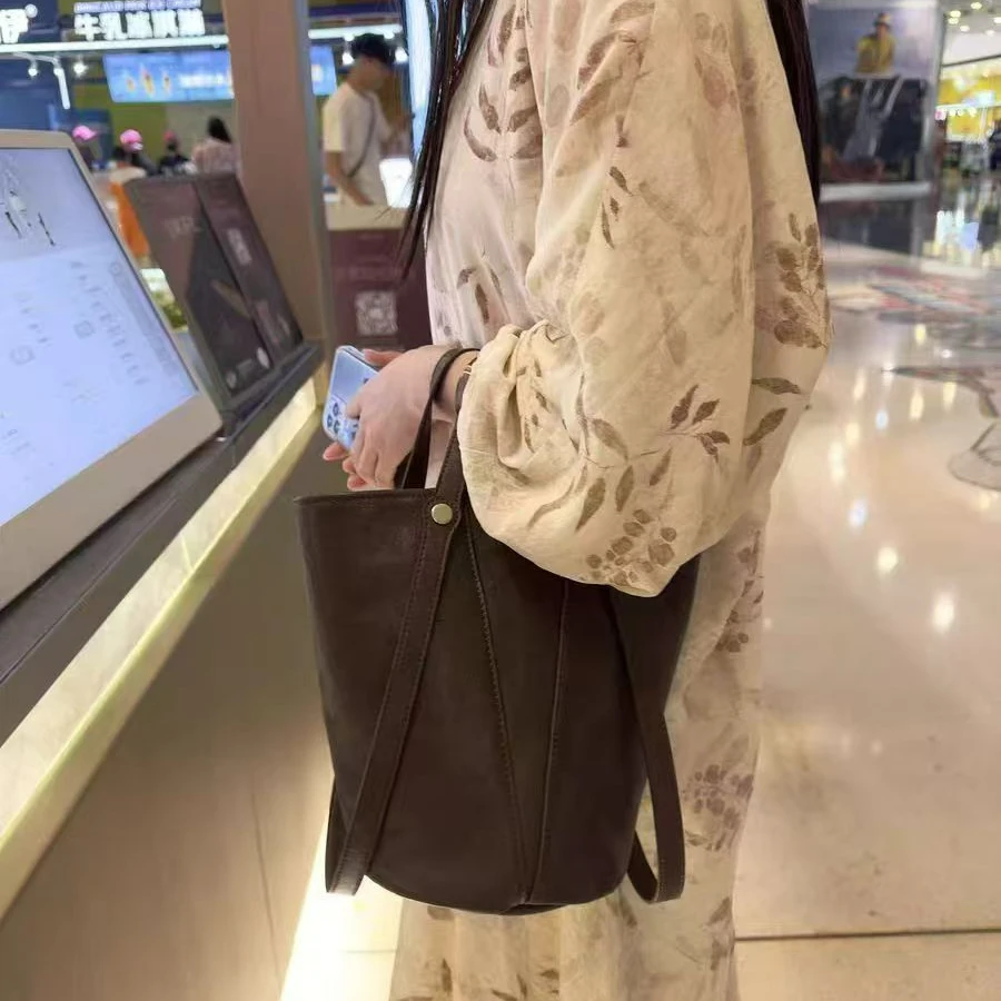 爆款复古水桶包包女2025秋冬新款大容量水桶包百搭包包女包包女款