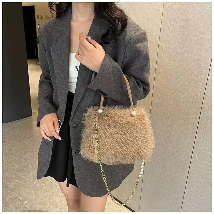 高级感毛绒斜挎包手提包包女2025新款时尚秋冬毛毛包百搭小众洋气