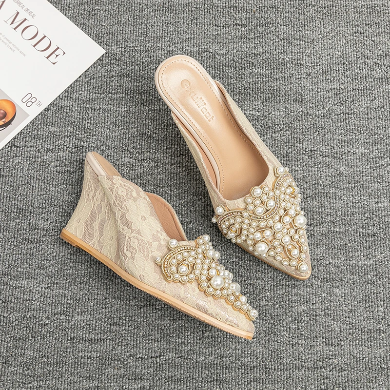 高跟半拖鞋女外穿2025新款珍珠蕾丝尖头坡跟绣花凉拖鞋懒人穆勒鞋