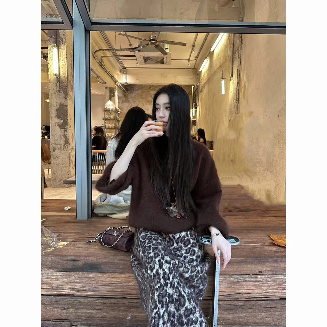 Z11《95分黑巧》秋冬新款圆领套头针织毛衣配豹纹半裙慵懒知性