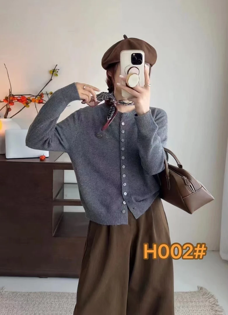 秋冬圆领显瘦百搭长袖针织衫