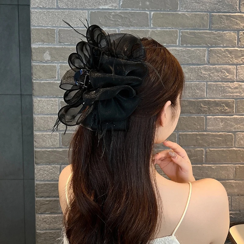 2024新款日韩风黑色羽毛泡泡抓夹合金镀层女网纱后脑勺鲨鱼夹设计