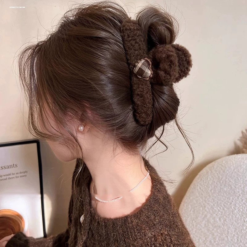 羊羔毛绒抓夹大号爱心秋冬鲨鱼夹精致百搭发夹女后脑勺2025发饰