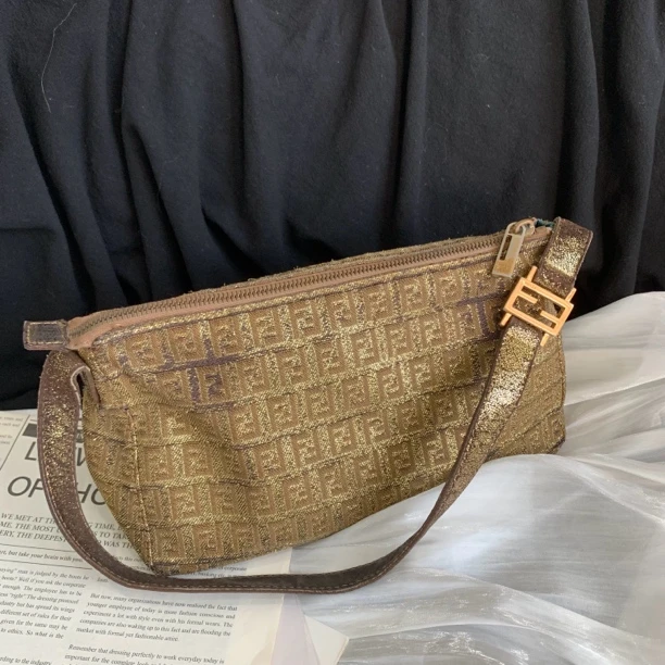 95新 FENDI/芬迪 时尚休闲百搭金色复古老花手提单肩腋下法棍包