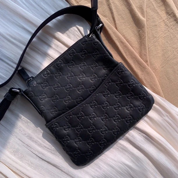 95新 GUCCI/古驰 黑色老花压纹斜挎包