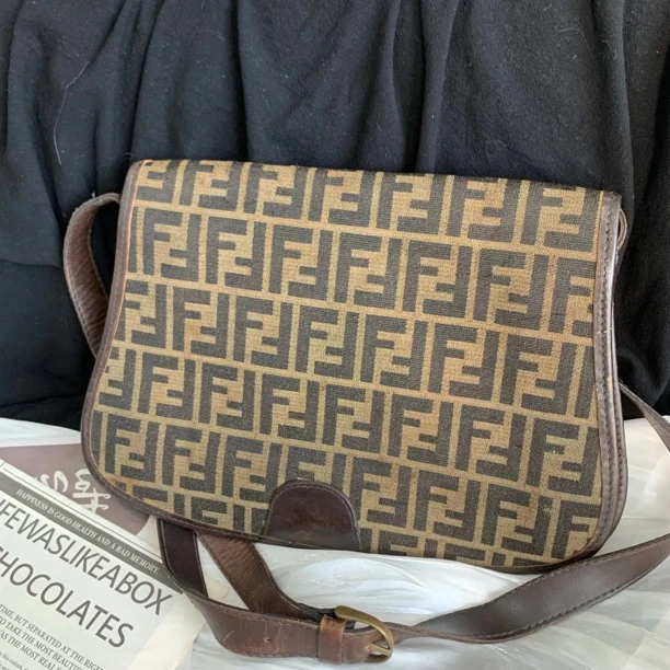 95新 FENDI/芬迪 经典复古时尚大号老花双F翻盖单肩包男女同款