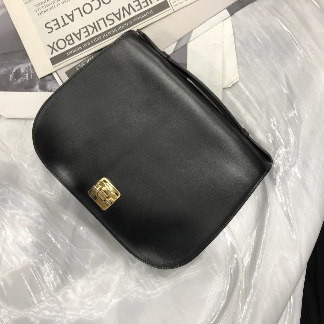95新 Celine/思琳 经典光面黑金马车扣翻盖单肩斜挎邮差包