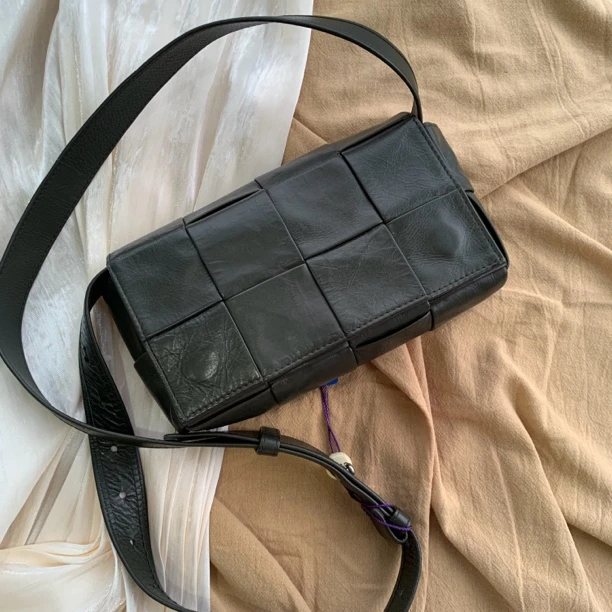 95新 BOTTEGA VENETA/葆蝶家 深灰色编织斜挎包