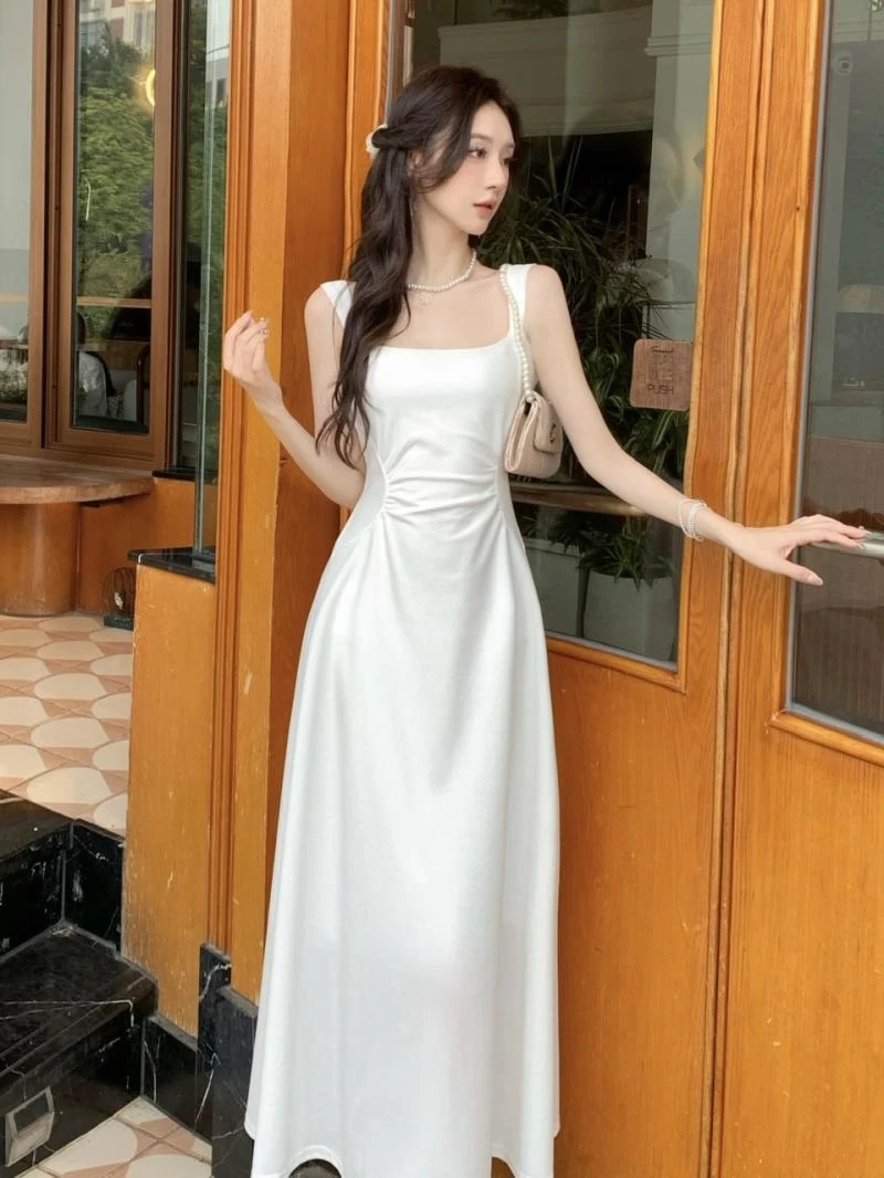 法式方领白色赫本风吊带连衣裙气质名媛高级纯欲风收腰显瘦字长裙