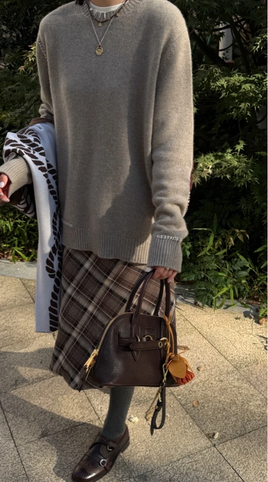 UUR浅驼缝圆领宽松羊绒衫