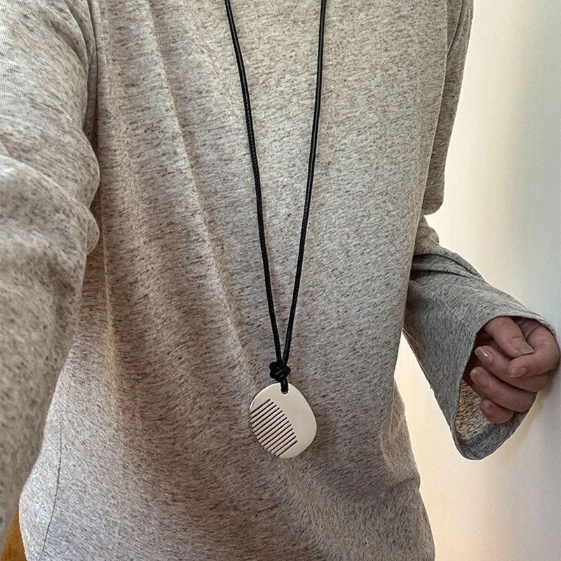 钛钢皮质项链 复古经典时髦感钛钢梳子吊坠项链黑皮绳长款毛衣链
