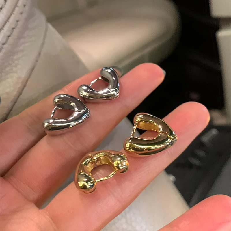 铜合金耳饰 高级感拿捏 ！金属爱心耳环小众设计感耳钉女新款耳饰