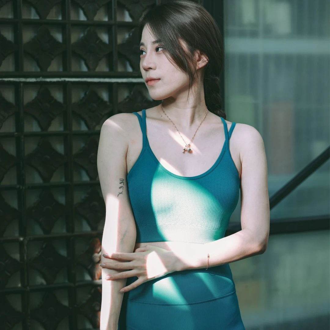 latifundio 芳丁瑜伽月亮背心含胸垫交叉美背加宽下摆针织户外bra