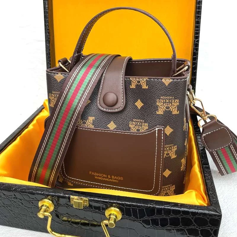 晶BT秋冬新款M花水桶包(长19高17厚11）搭配羽绒服很好看百搭