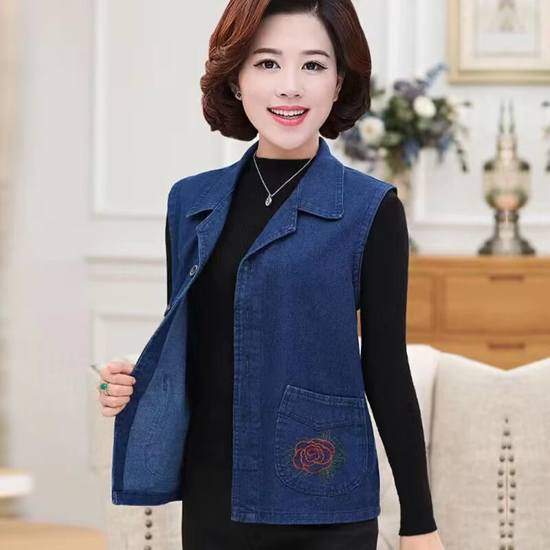 妈妈牛仔马甲女春秋外套中老年加肥大码坎肩无袖宽松新款马夹背心