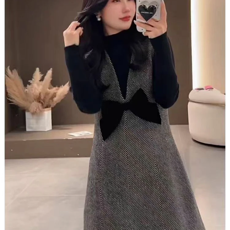 胖胖大码法式V领无袖连衣裙2024新款女秋冬蝴蝶结裙显瘦叠穿裙子