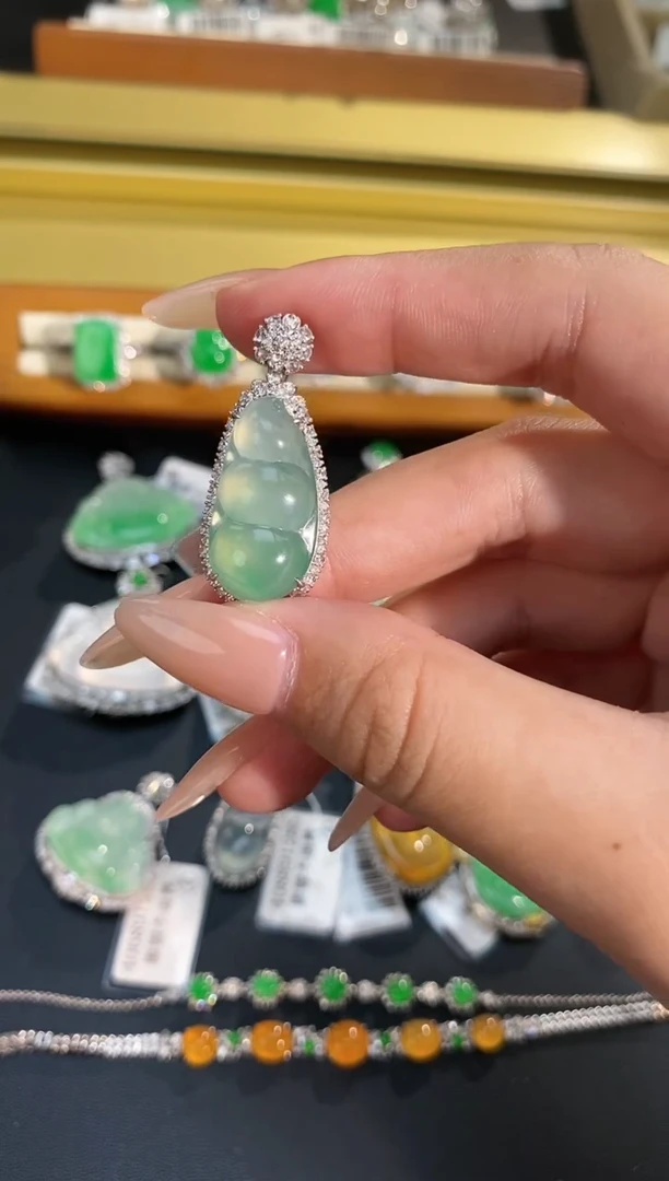 【闪购商品】翡翠吊坠(不含链)18K金镶嵌吊坠