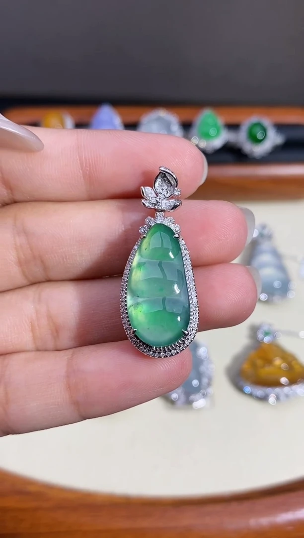 【闪购商品】翡翠吊坠(不含链)18K金镶嵌吊坠