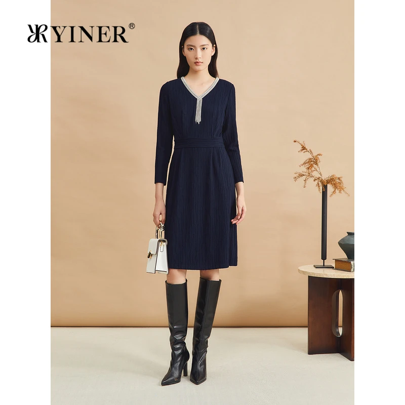 YINER音儿专选女装冬季钉珠装饰V领闪闪流苏针织A字连衣裙