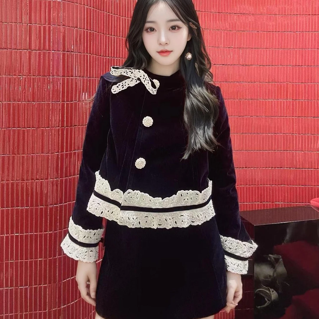 六六专属 宫廷风刺绣花边高级感藏蓝色丝绒短款羽绒鸭2024秋冬新