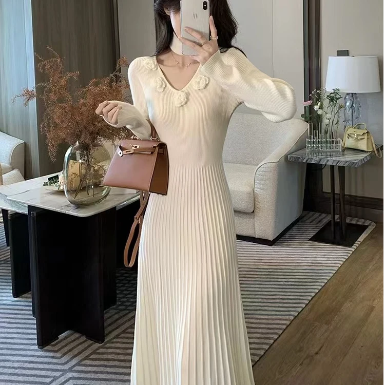 法式设计感花朵围脖针织连衣裙女秋冬气质V领收腰显瘦A字打底长裙