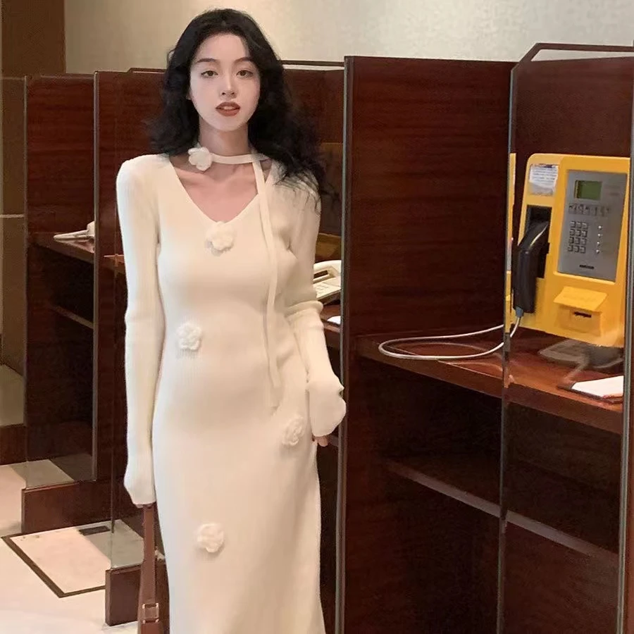 法式复古显瘦针织连衣裙女秋冬秋冬新款裙子V领立体花朵长裙
