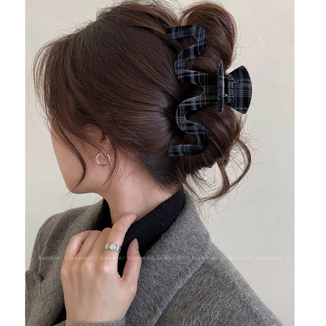 韩系灰格纹植绒抓夹女2024新款高级感发夹大号发量多鲨鱼夹后脑勺