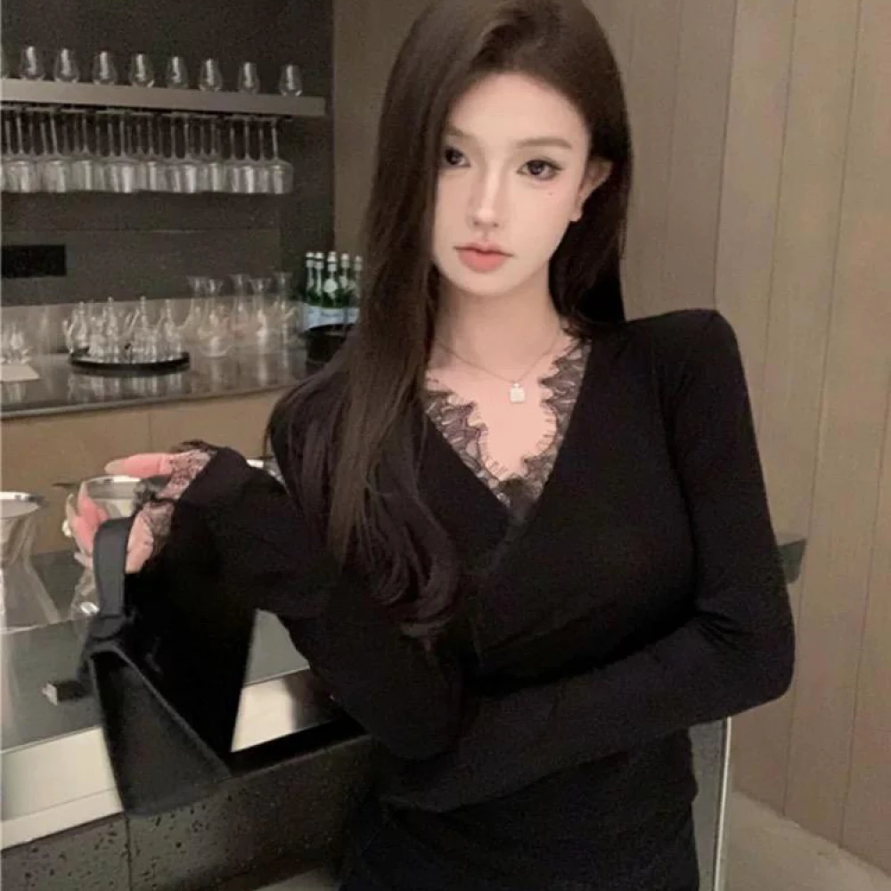 V领蕾丝拼接长袖T恤显瘦气质上衣秋冬新款性感御姐修身加绒打底衫