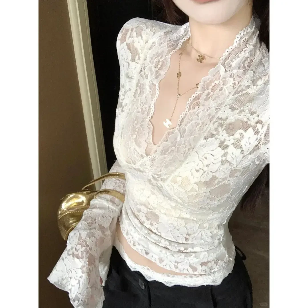 白色v领喇叭袖蕾丝衫女早秋季性感纯欲风内搭气质打底衫短款上衣