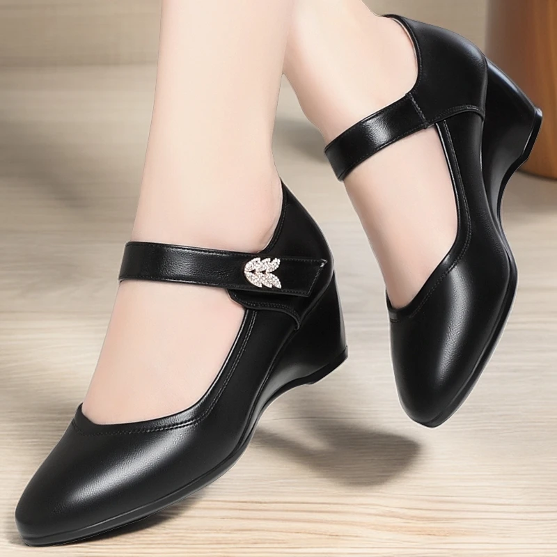 气质妈妈单鞋中年软皮坡跟舒适软底春秋女士跳舞中老年一字带皮鞋