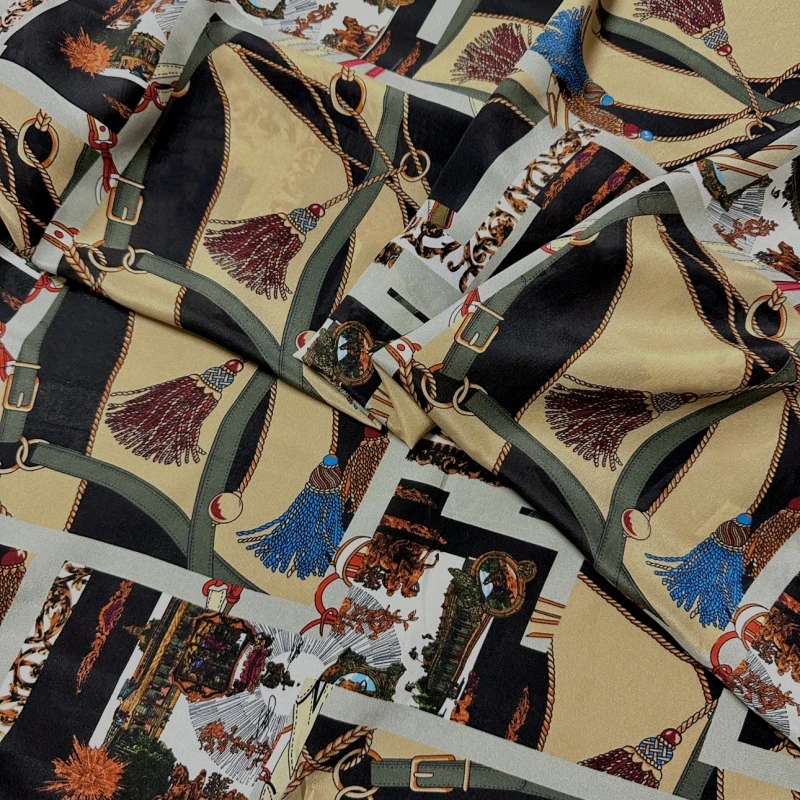 春夏新款复古明信片链条印花双绉布料气质时尚连衣裙桑蚕丝面料。