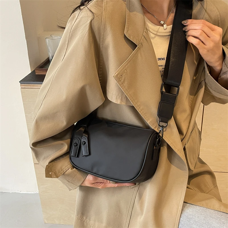 牛津布包包斜挎包中性休闲外出宽肩带饺子包时尚百搭小包单肩包