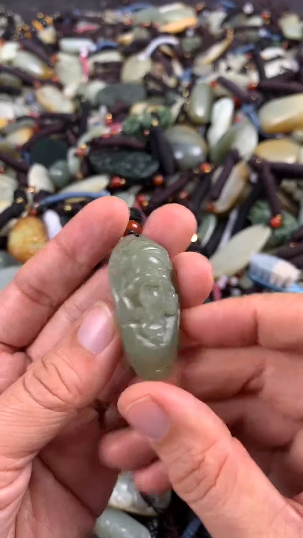 【闪购商品】和田玉颈饰未镶嵌多样性发货没有证书，拍一发一.有瑕