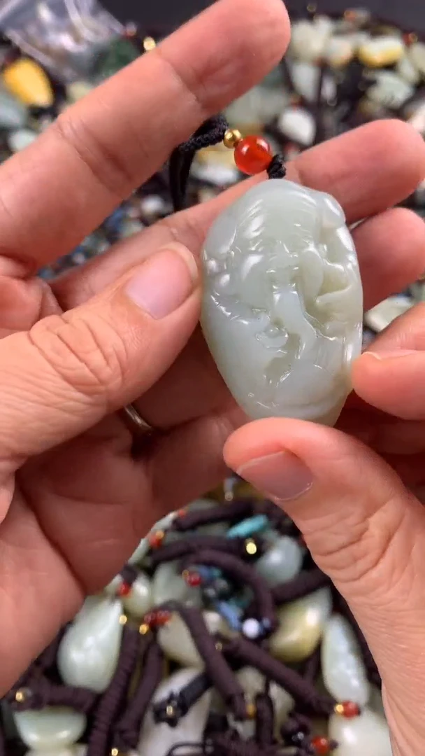 【闪购商品】和田玉颈饰未镶嵌多样性发货没有证书，拍一发一.有瑕