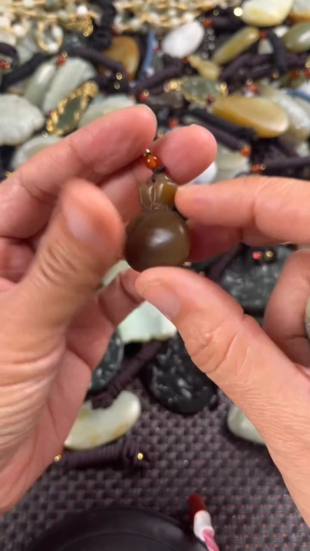 【闪购商品】和田玉颈饰未镶嵌多样性发货没有证书，拍一发一.有瑕