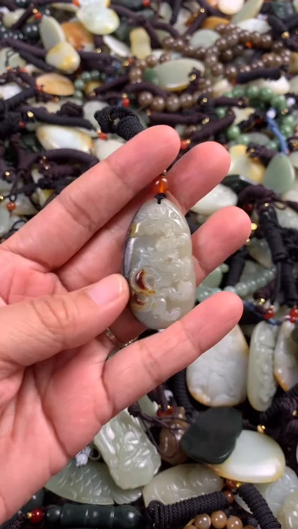 【闪购商品】和田玉颈饰未镶嵌多样性发货没有证书，拍一发一.有瑕