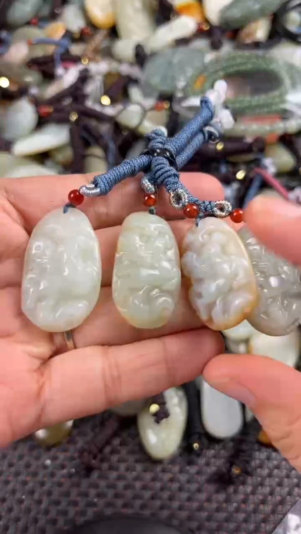 【闪购商品】和田玉颈饰未镶嵌多样性发货没有证书,拍一发一.有瑕
