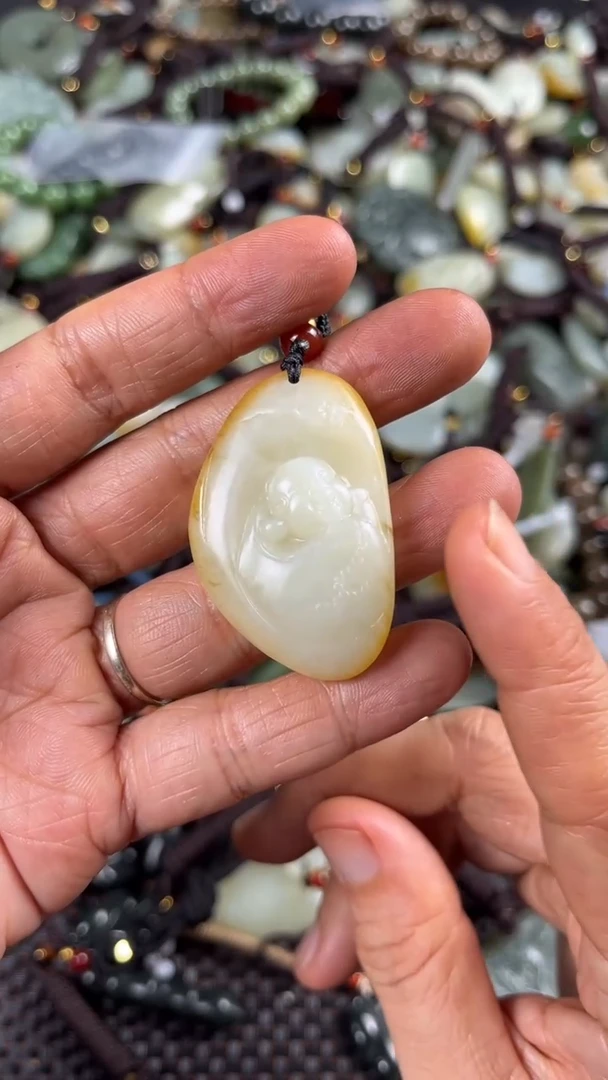 【闪购商品】和田玉颈饰未镶嵌多样性发货没有证书，拍一发一.有瑕