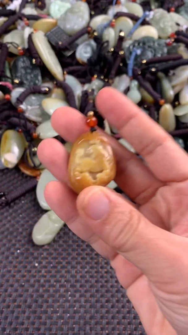 【闪购商品】和田玉颈饰未镶嵌多样性发货没有证书，拍一发一.有瑕