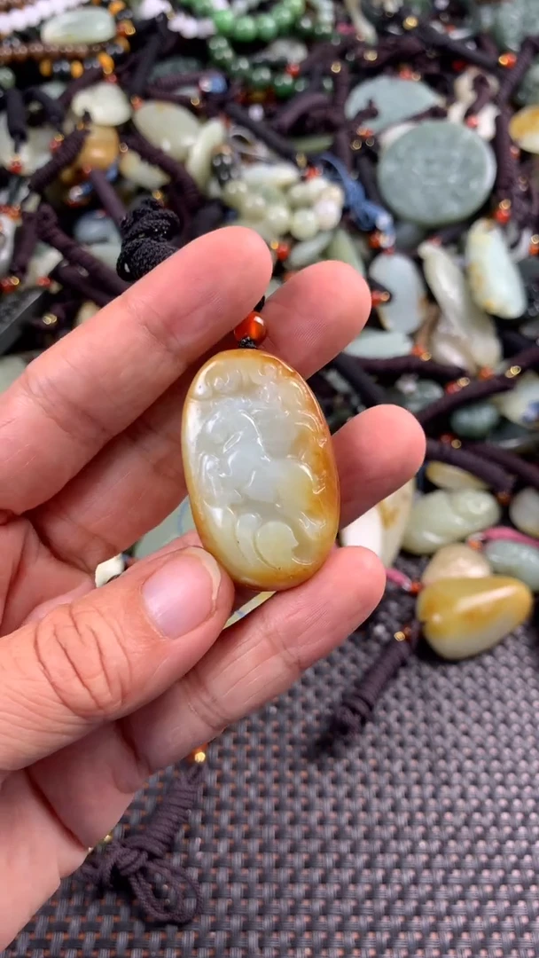 【闪购商品】和田玉颈饰未镶嵌多样性发货没有证书，拍一发一.有瑕