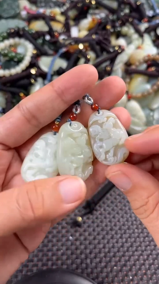 【闪购商品】和田玉颈饰未镶嵌多样性发货没有证书，拍一发一.有瑕