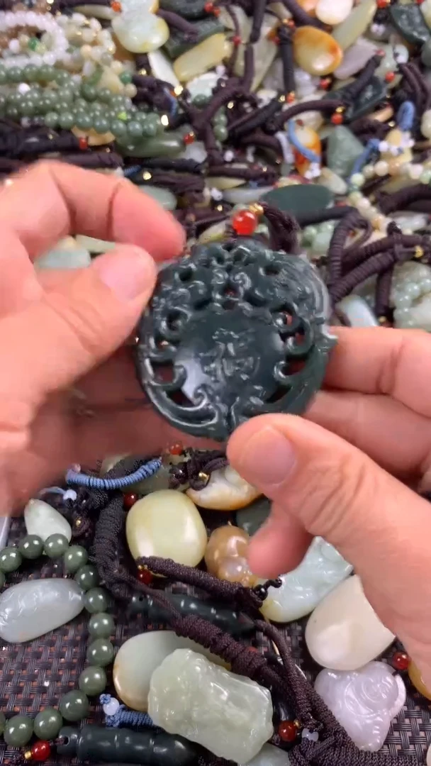 【闪购商品】和田玉颈饰未镶嵌多样性发货没有证书，拍一发一.有瑕