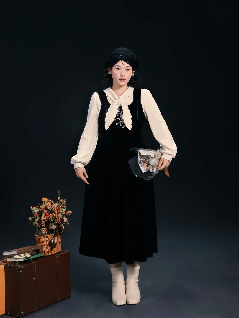 月半鱼【赫本花园】红人上新小众刺绣背心裙秋冬收腰显瘦黑色长裙